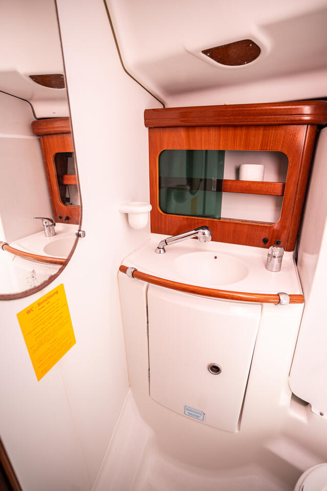 Sailing yacht 
