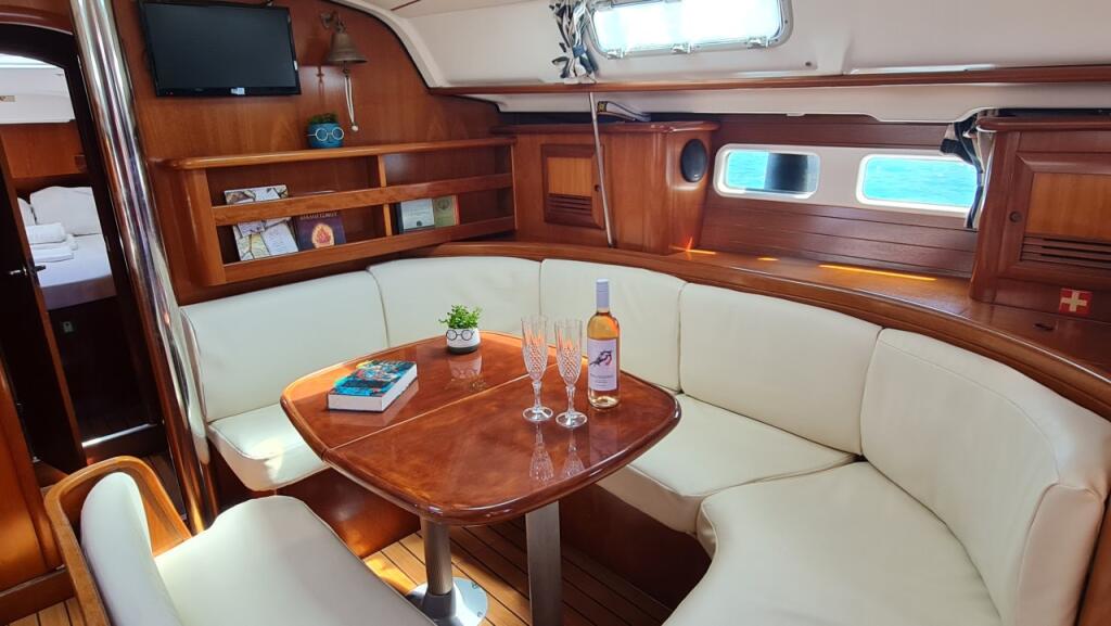 Sailing yacht 