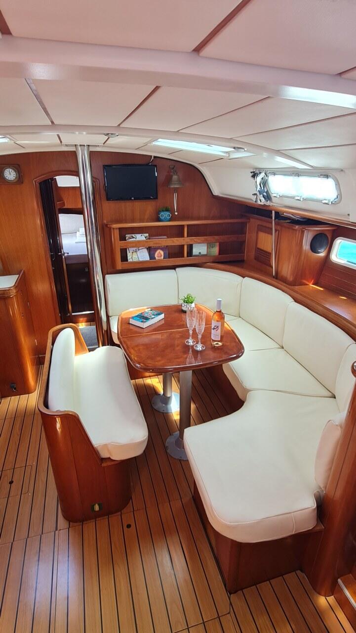 Sailing yacht 