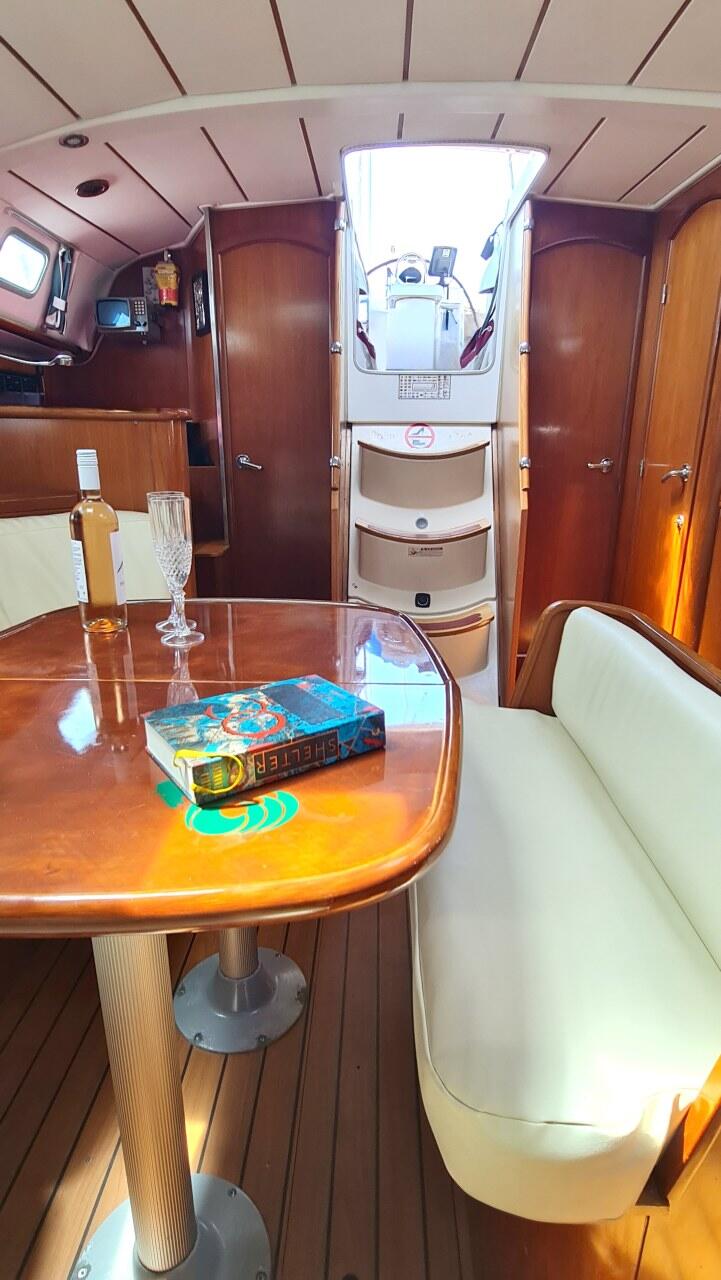 Sailing yacht 