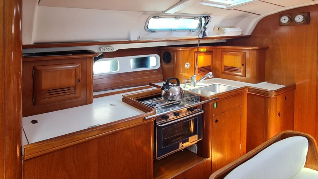 Sailing yacht 