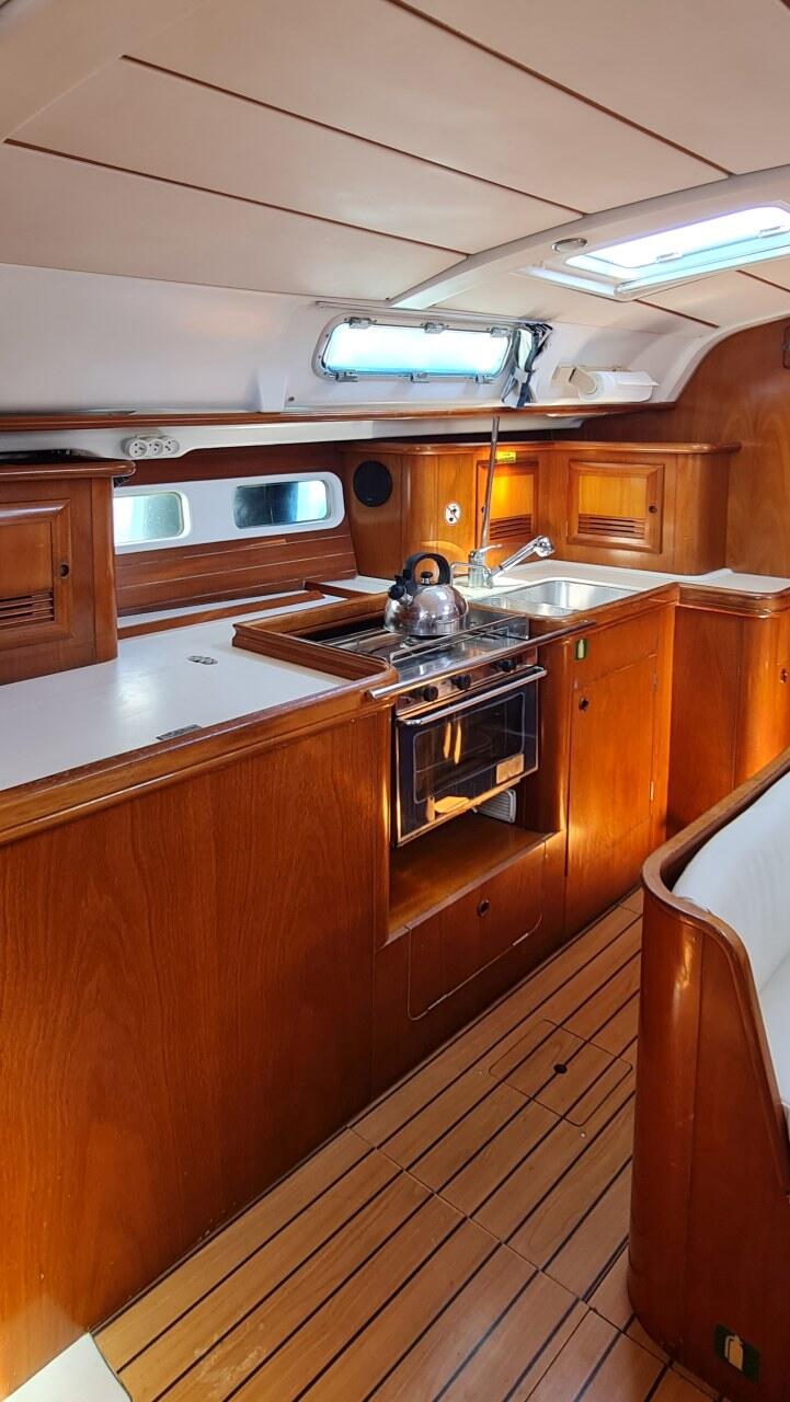 Sailing yacht 