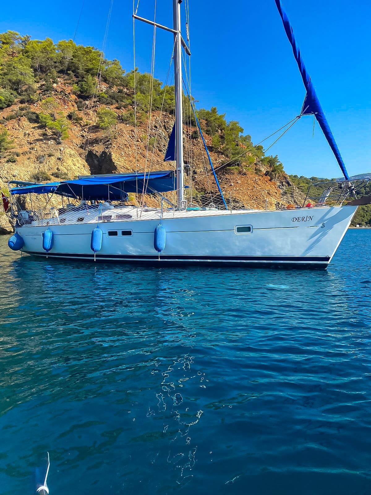 Sailing yacht 