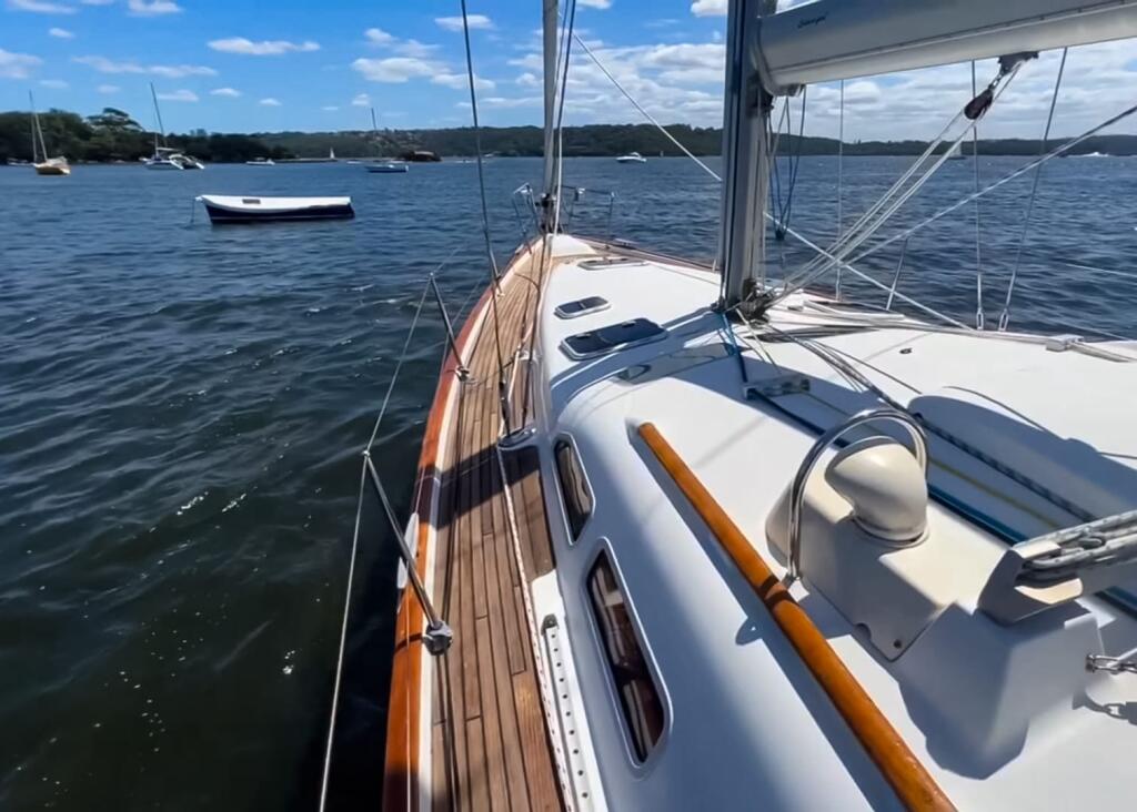 Sailing yacht 