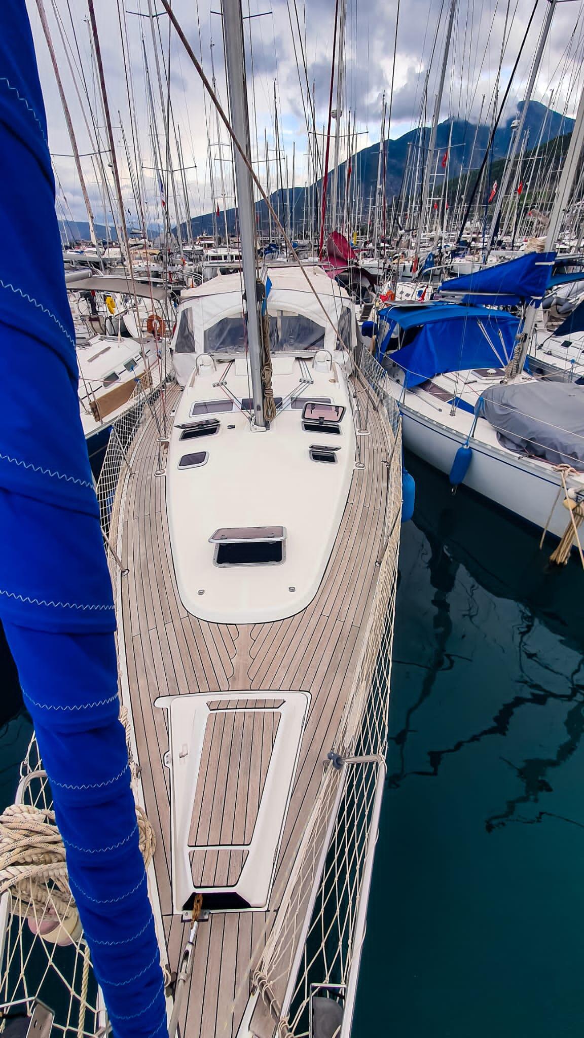Sailing yacht 