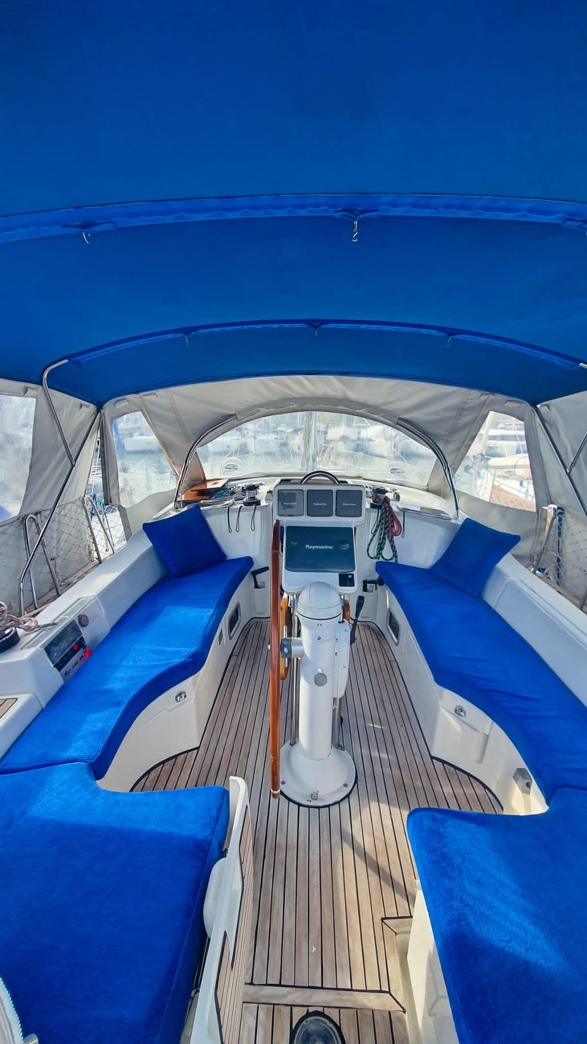 Sailing yacht 