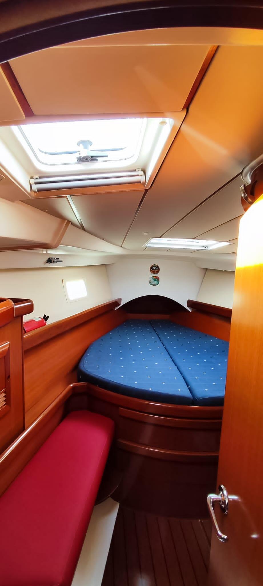 Sailing yacht 
