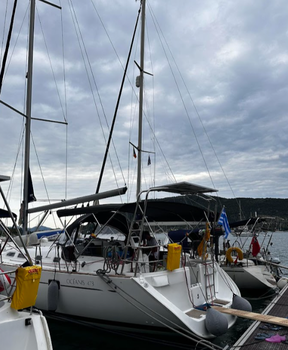 Sailing yacht 