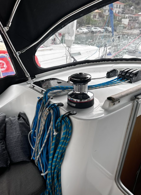 Sailing yacht 