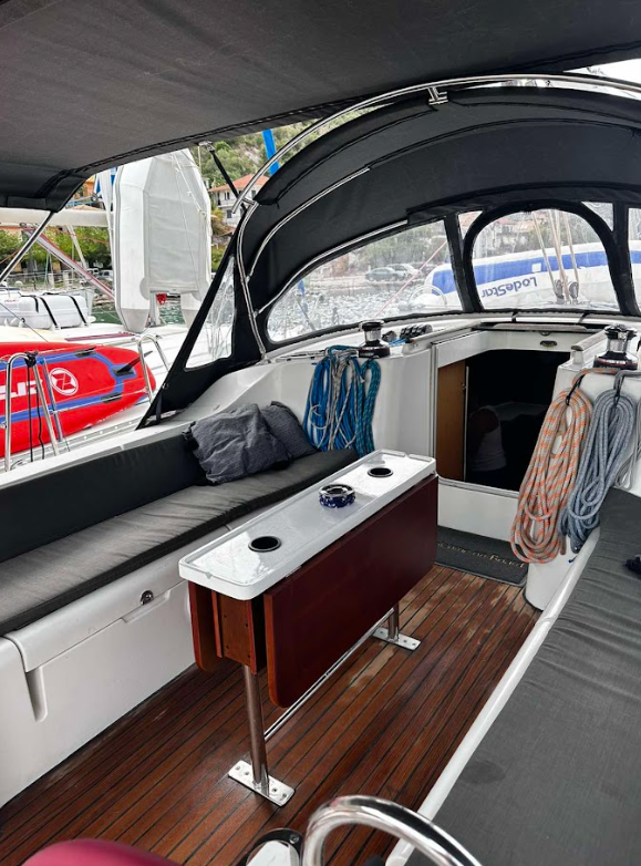 Sailing yacht 