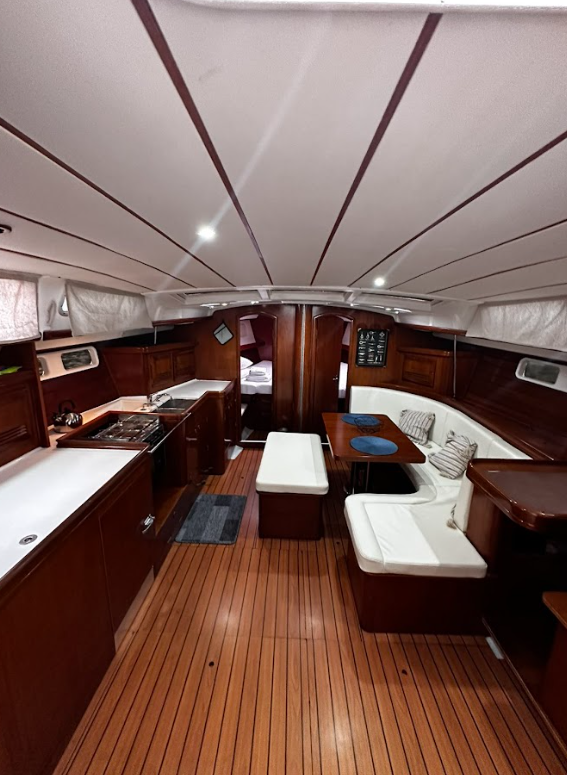 Sailing yacht 