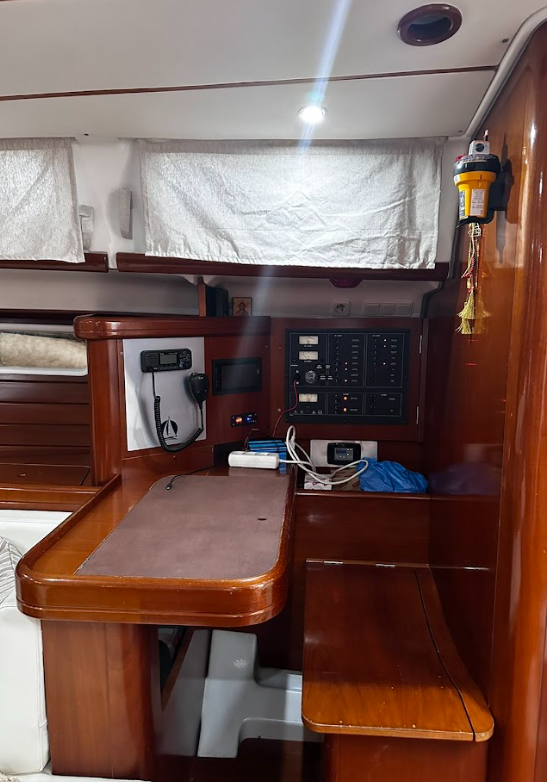 Sailing yacht 