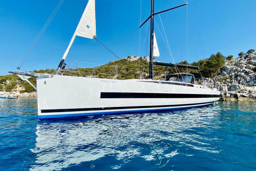 Sailing yacht 