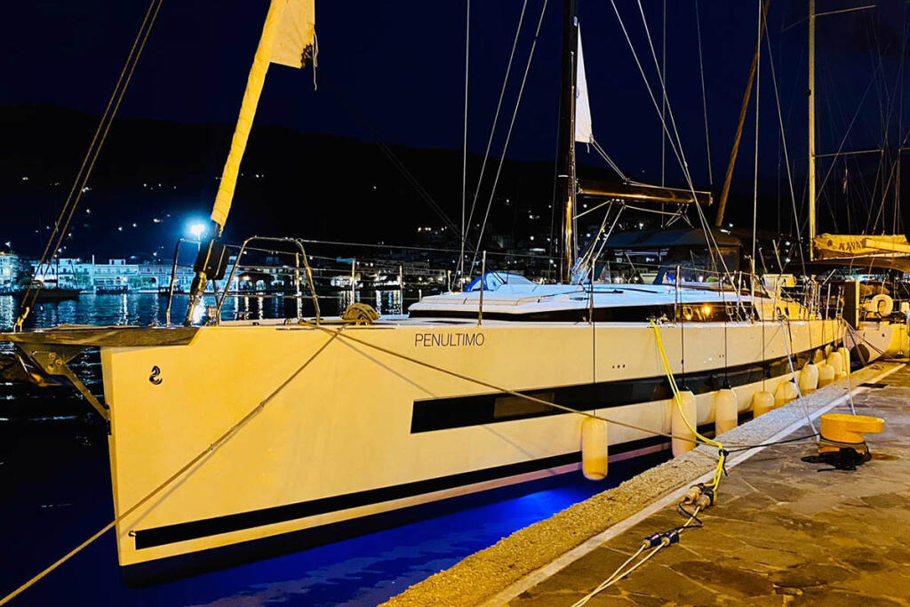 Sailing yacht 