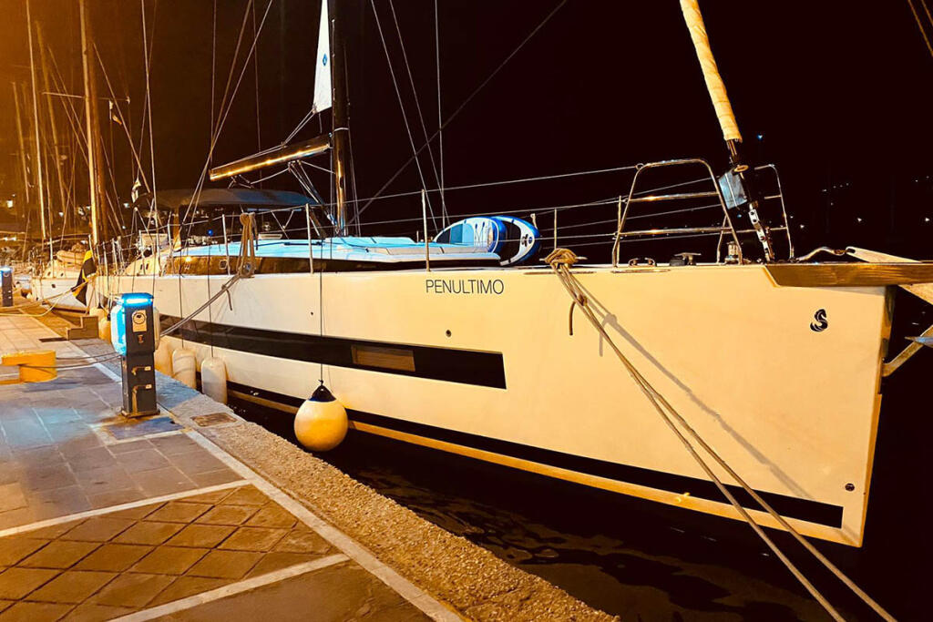 Sailing yacht 