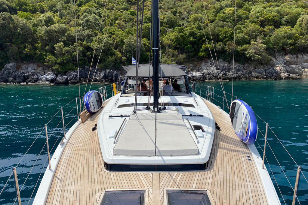 Sailing yacht 
