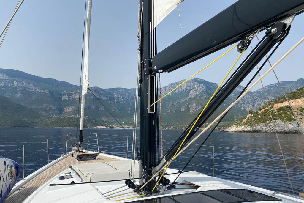 Sailing yacht 