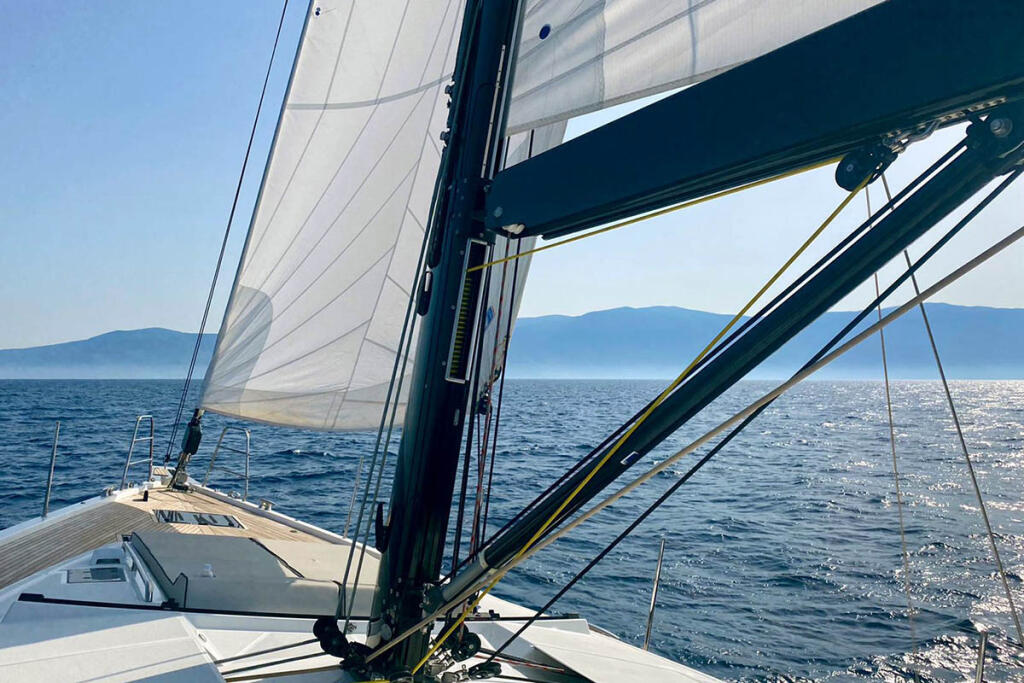 Sailing yacht 
