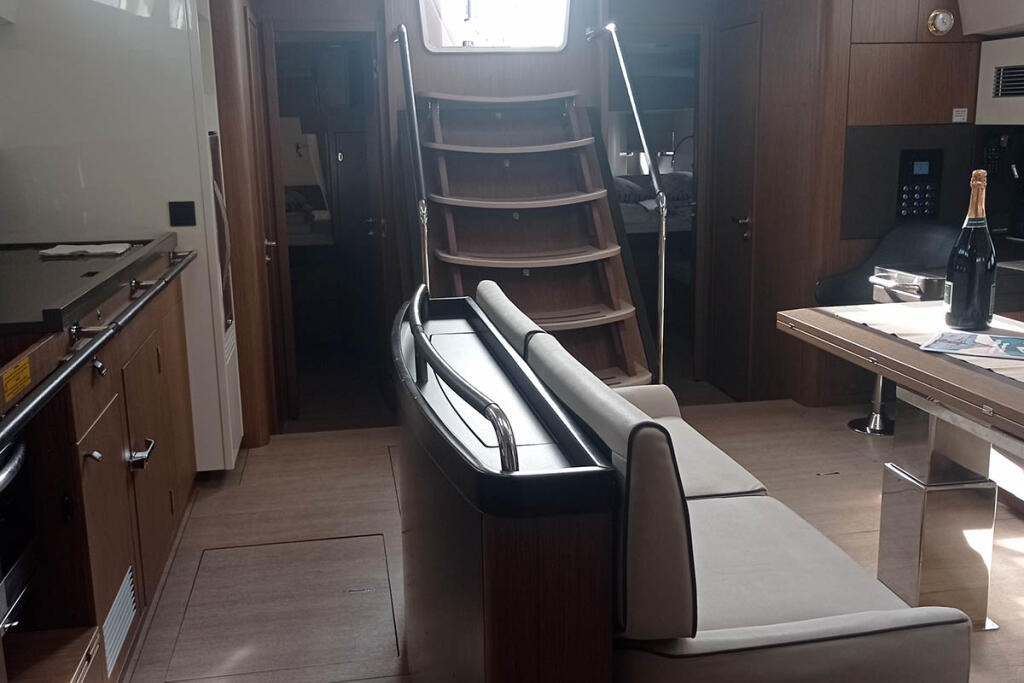 Sailing yacht 