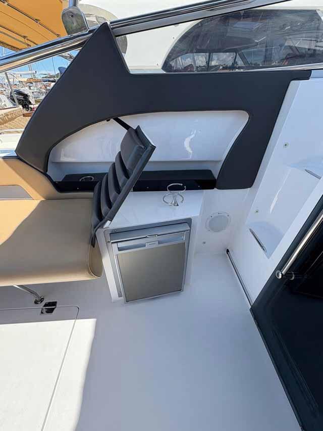 Motor boat 