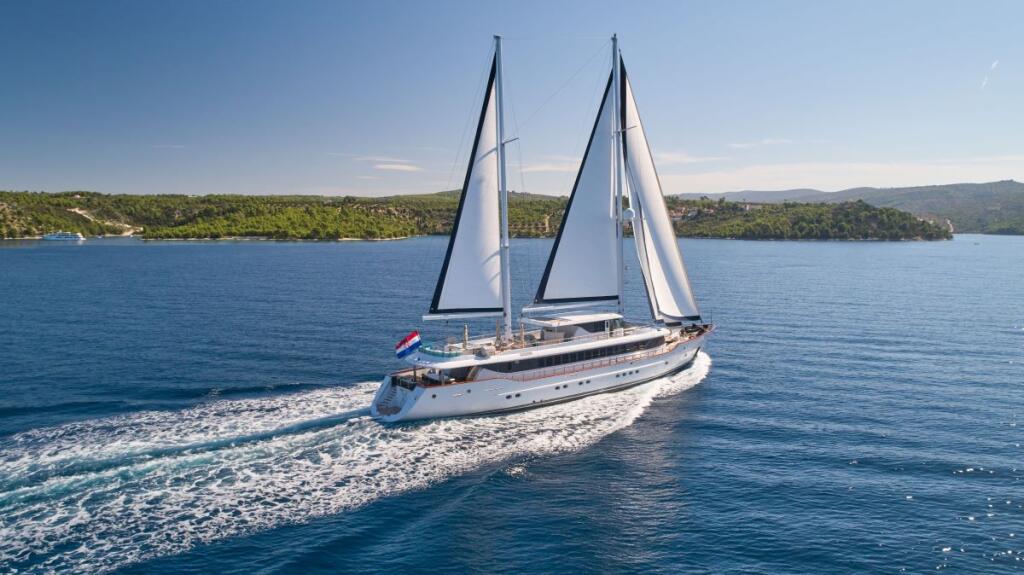 Motorsailer 