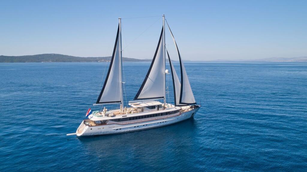 Motorsailer 