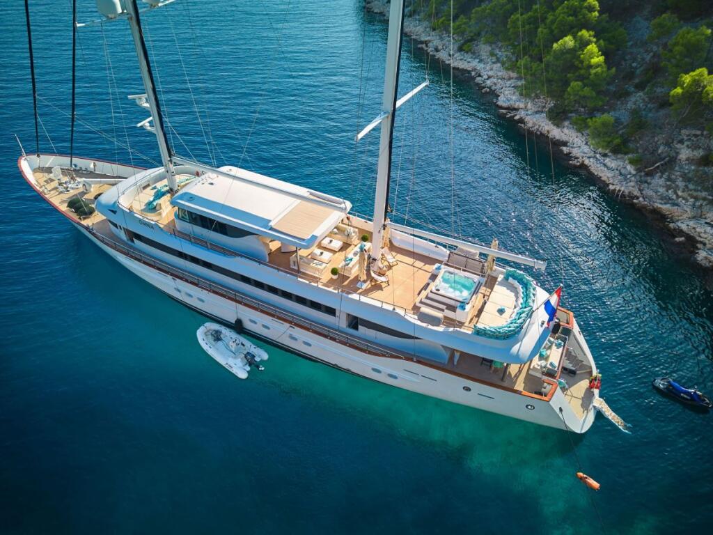 Motorsailer 