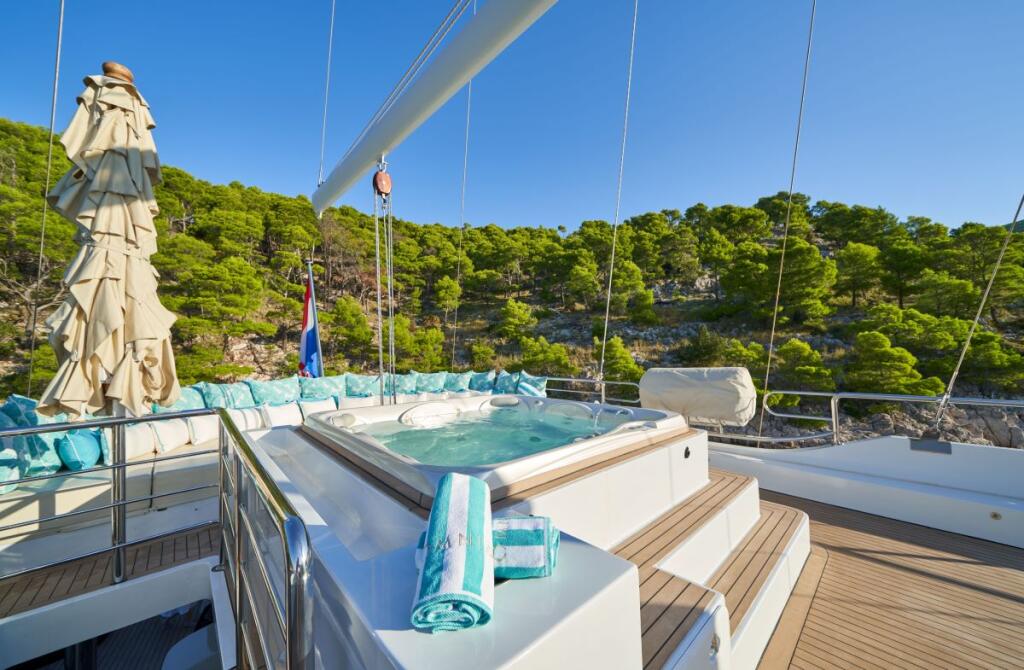 Motorsailer 