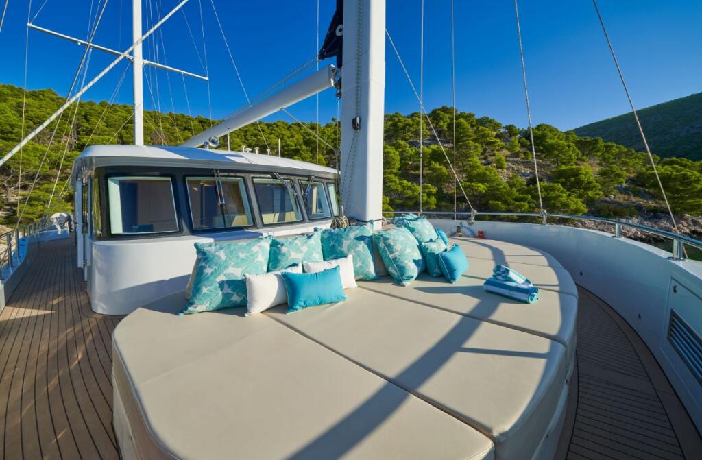 Motorsailer 