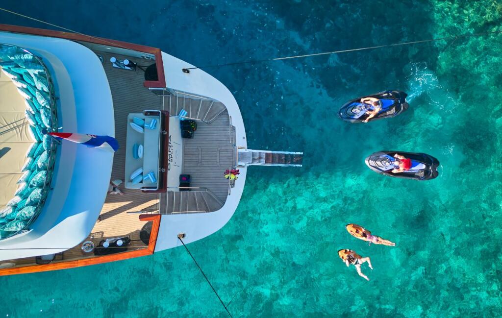 Motorsailer 