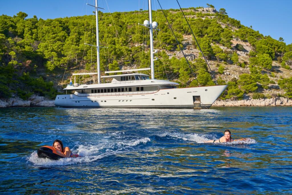 Motorsailer 