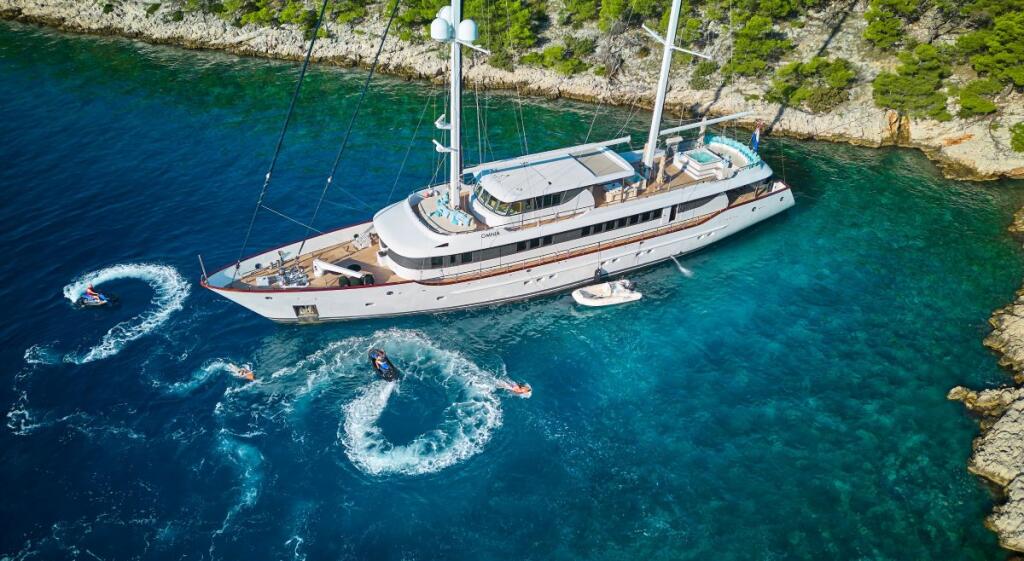 Motorsailer 