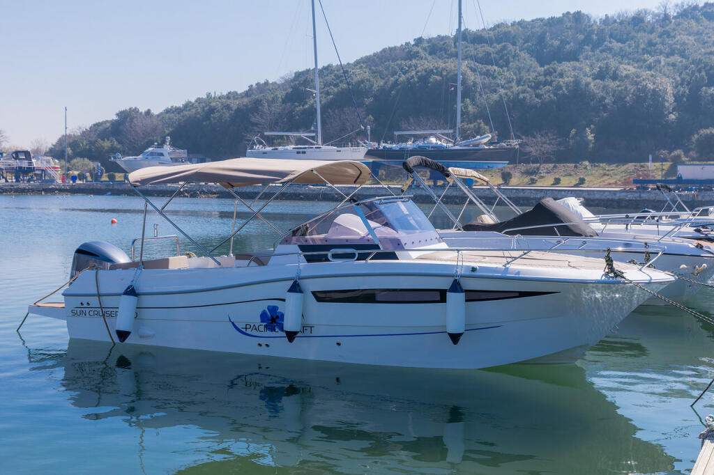 Motor boat 