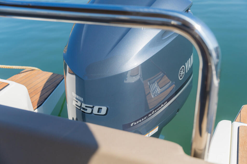 Motor boat 