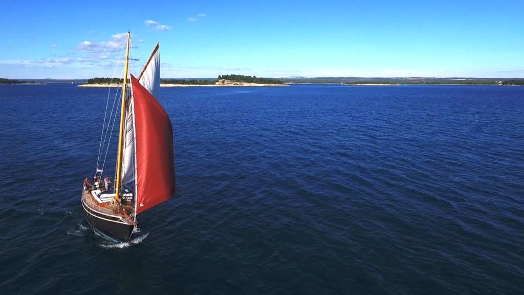 Sailing yacht 