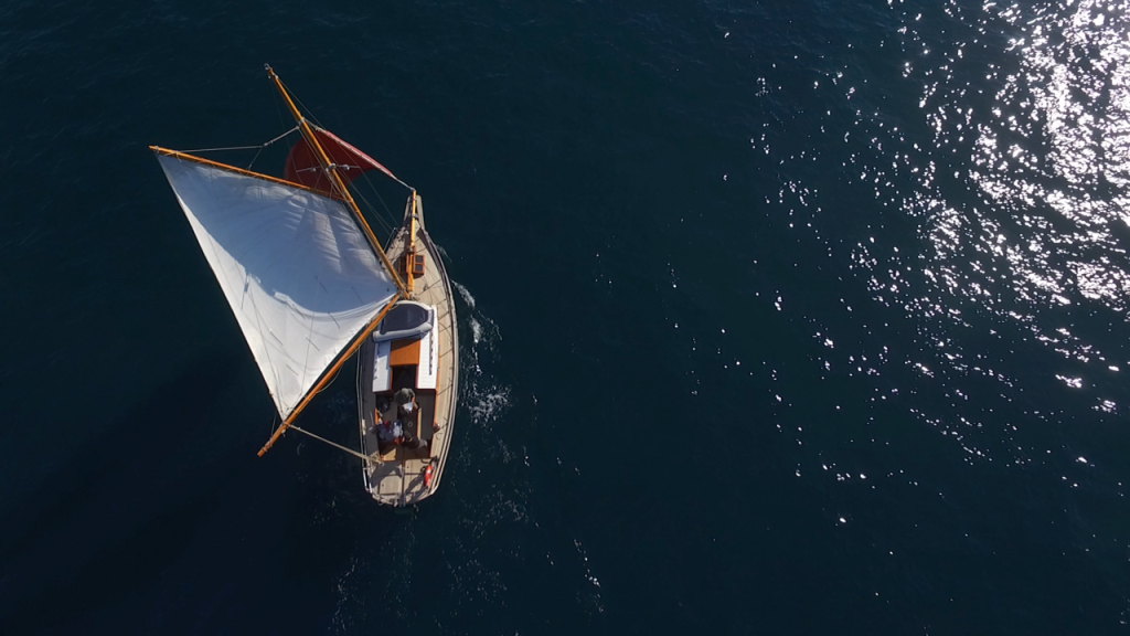 Sailing yacht 
