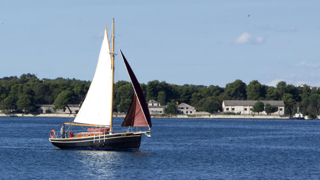 Sailing yacht 
