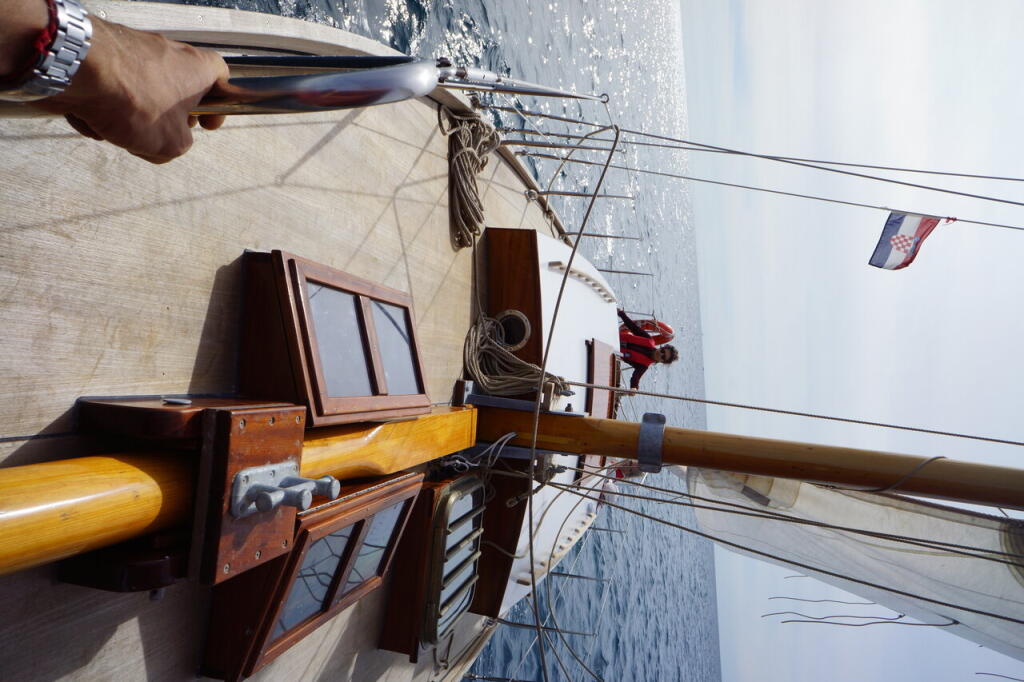 Sailing yacht 