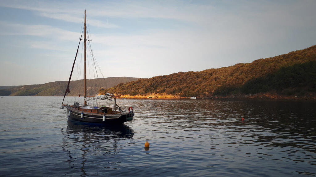 Sailing yacht 