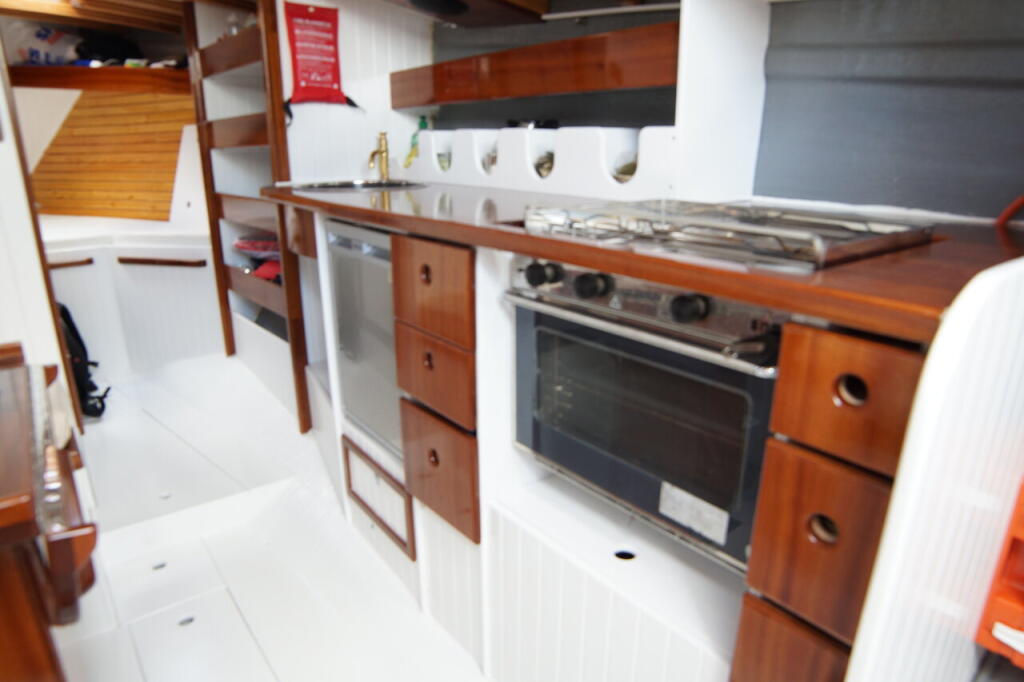 Sailing yacht 