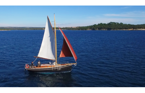 Sailing yacht 