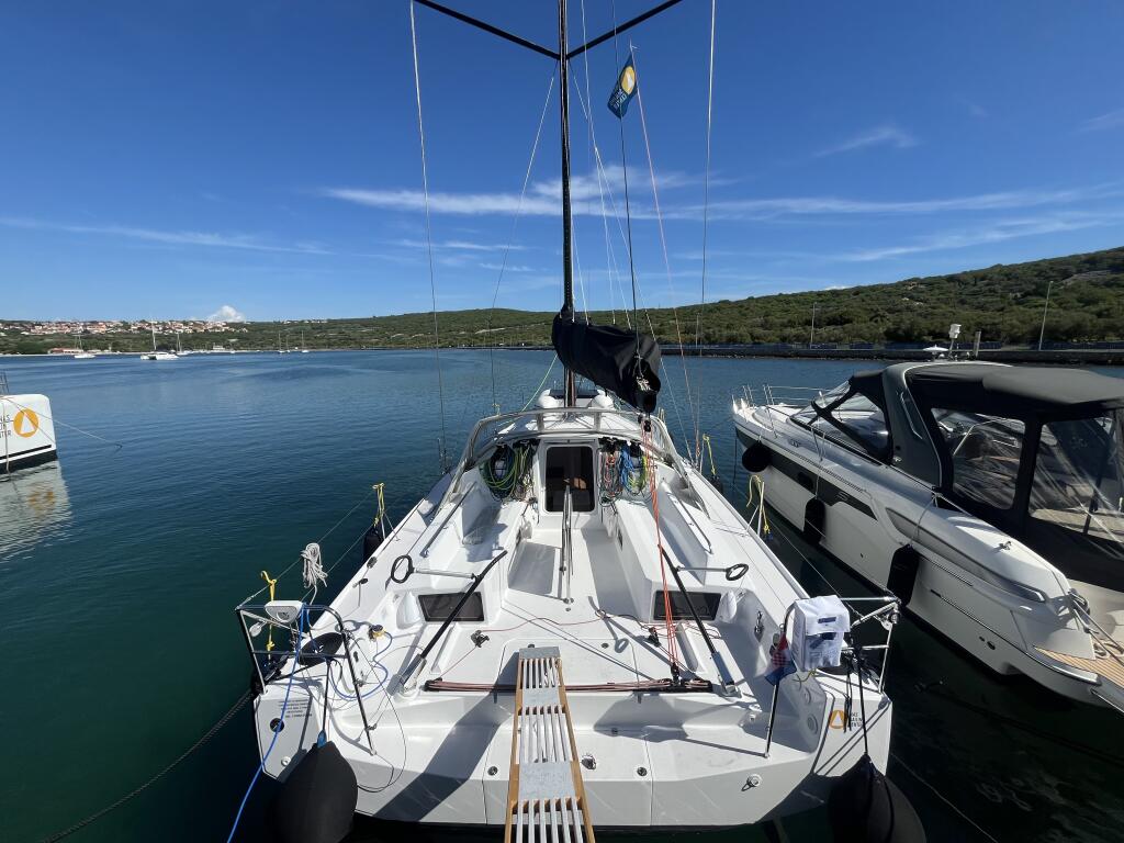 Sailing yacht 