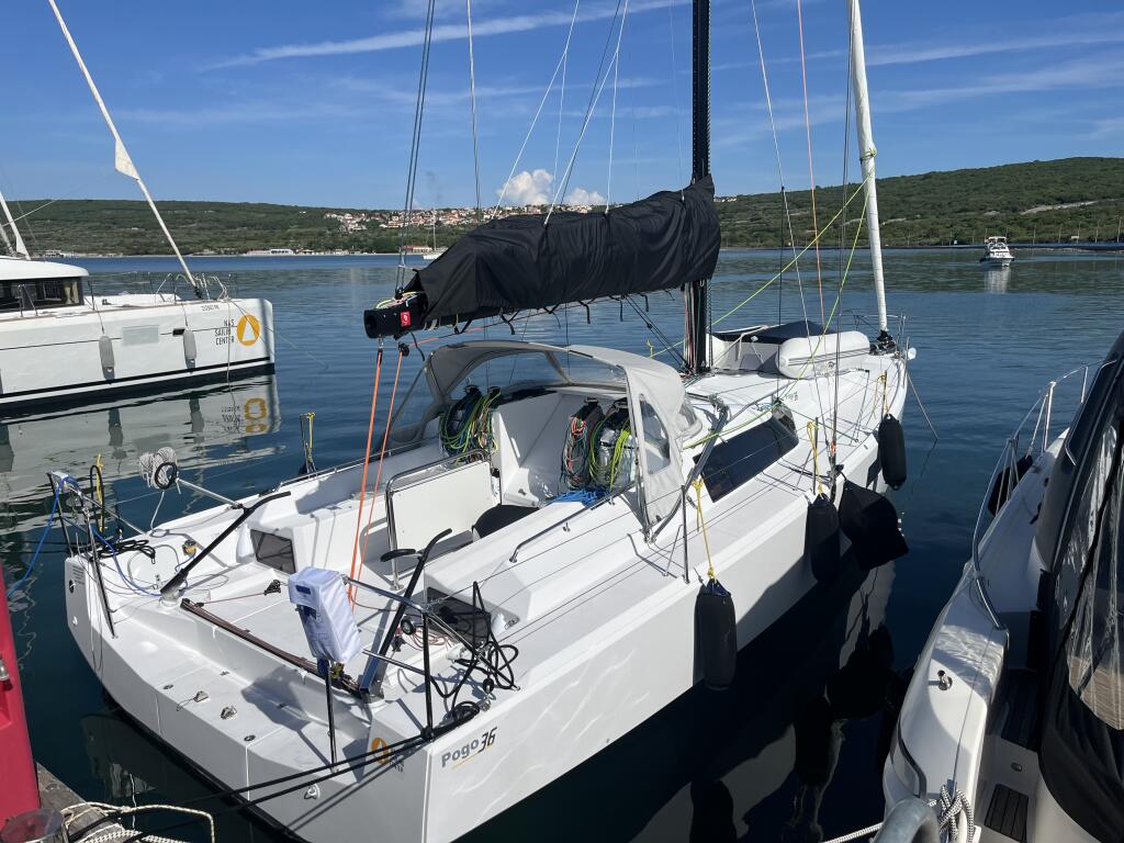Sailing yacht 