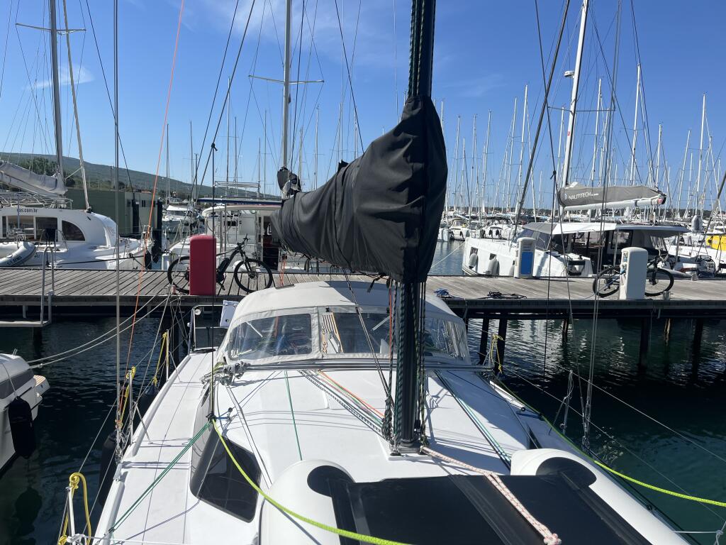 Sailing yacht 