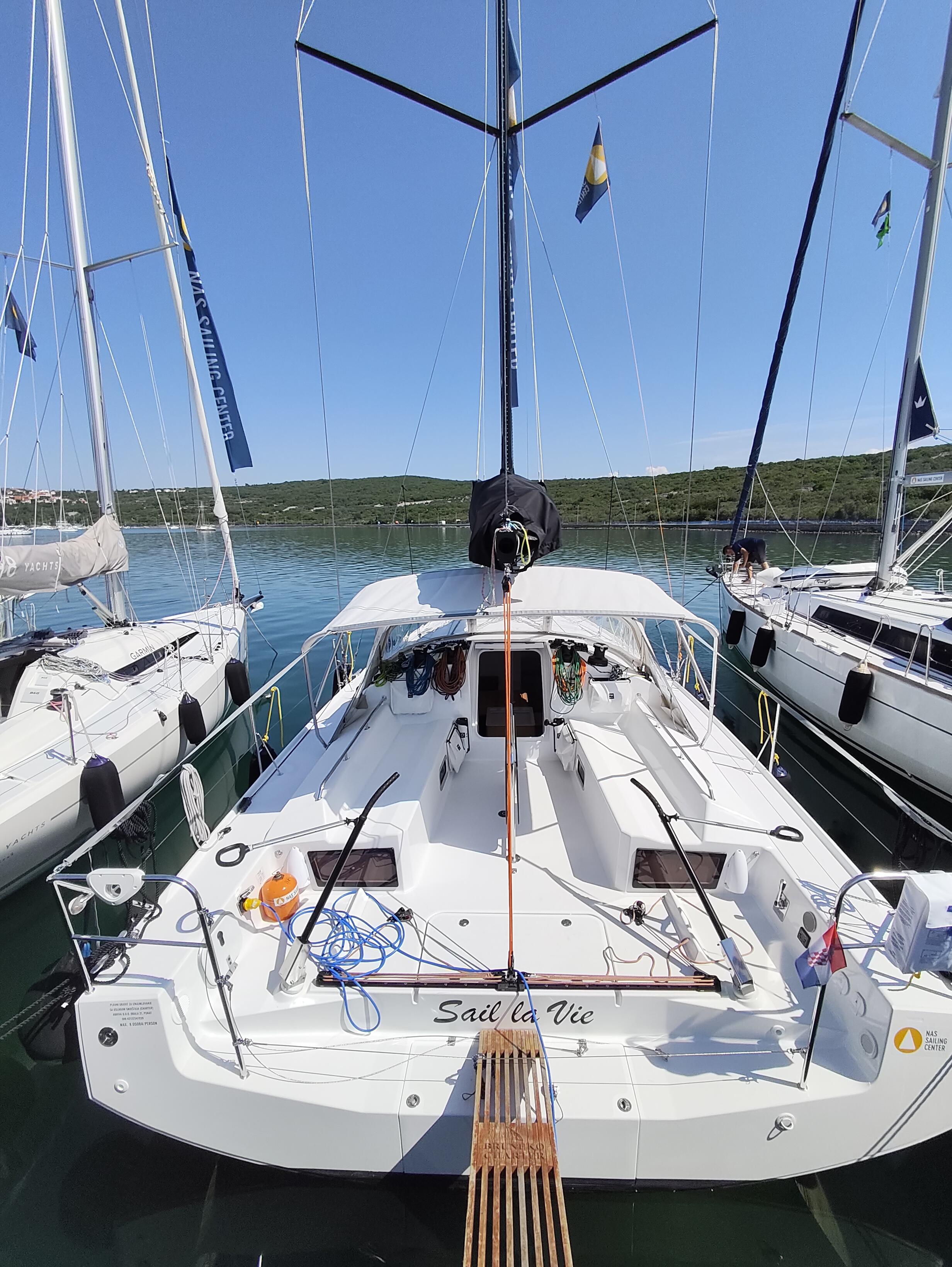Sailing yacht 