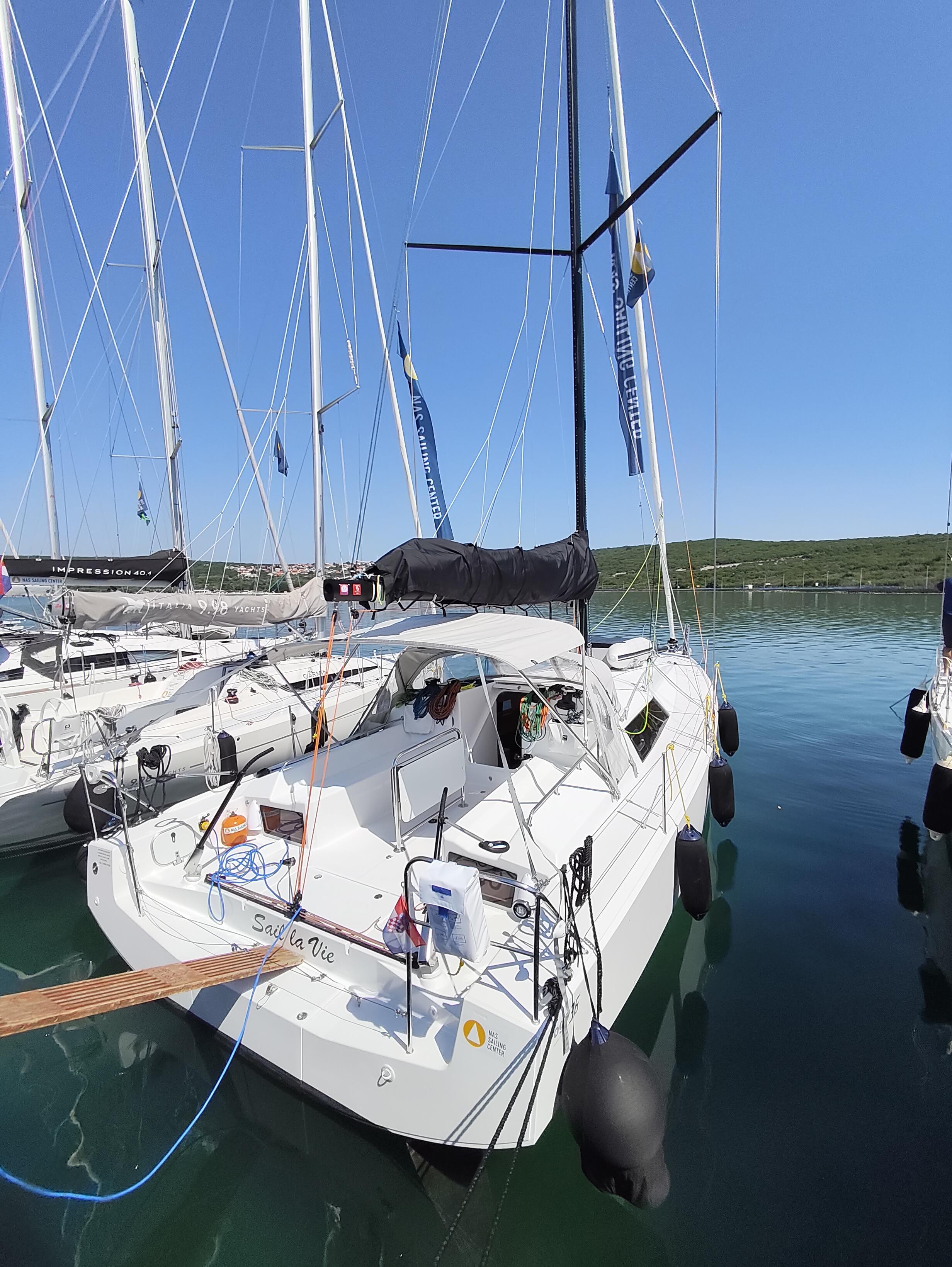 Sailing yacht 