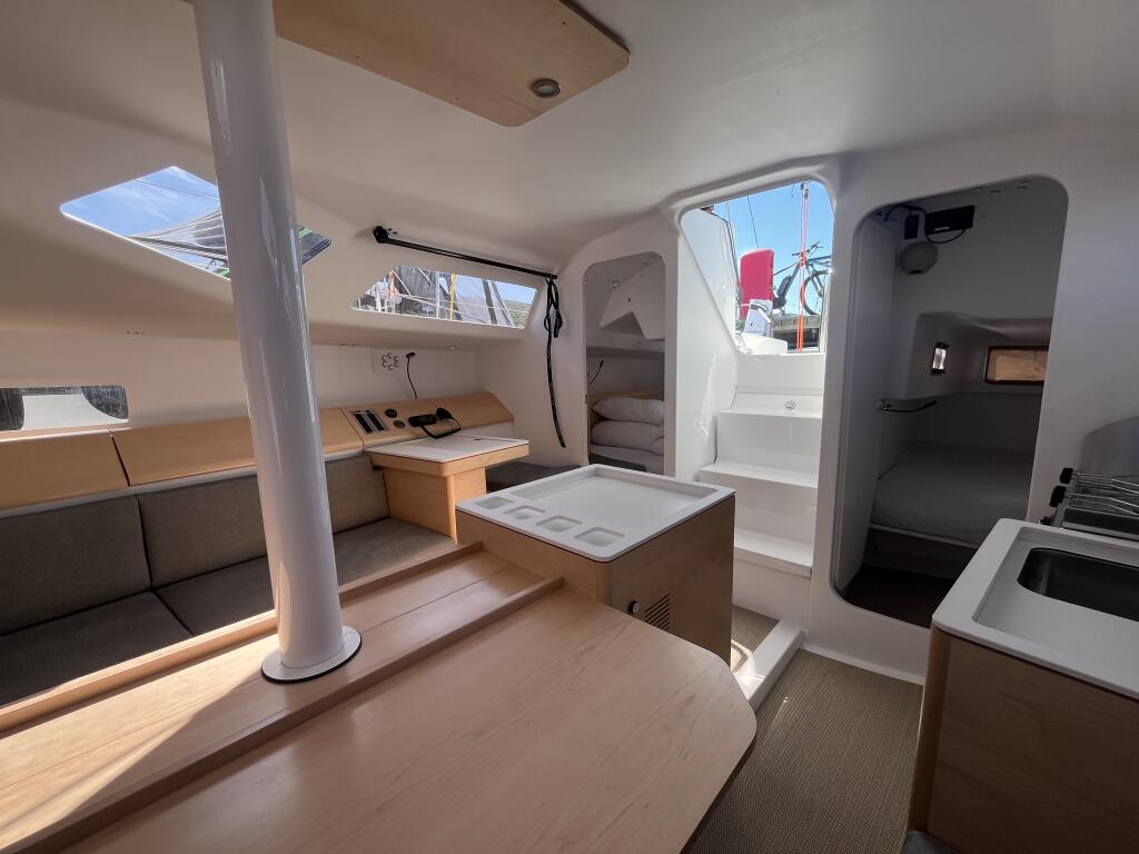 Sailing yacht 