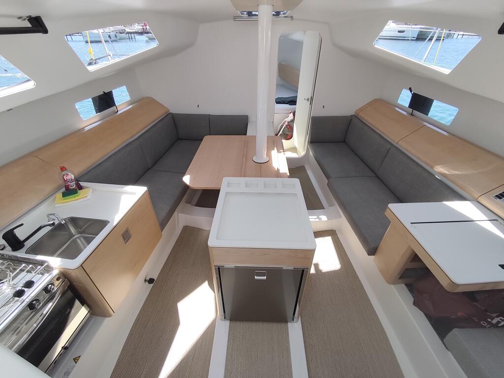 Sailing yacht 