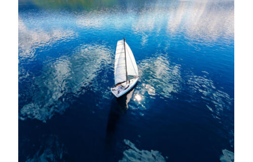 Sailing yacht 