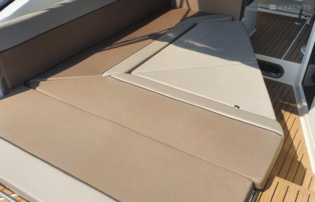 Motor boat 